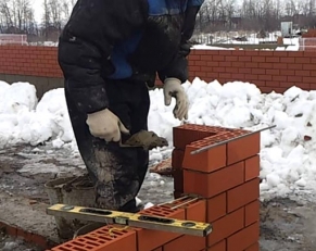 Кирпичная кладка в зимних условиях 